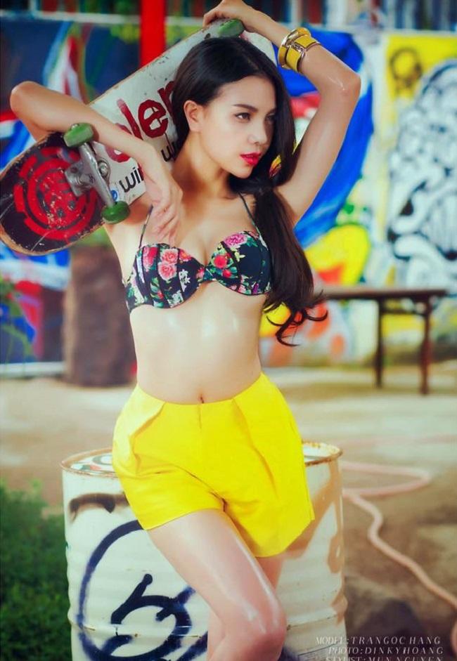 Trà Ngọc Hằng bộ đồ đi biển với những tông màu khác biệt nhưng tựu chung lại rất nổi bật.