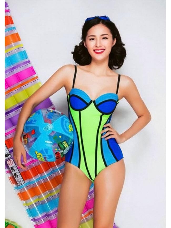 Hạ Vi diện áo tắm một mảnh, ôm sát đường cong hình thể mê người.