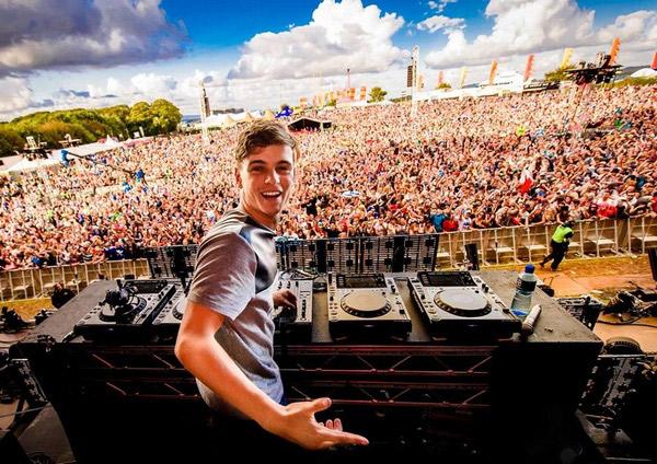 cuu nam sinh bach khoa duoc moi choi nhac cung dj so mot the gioi hinh anh 1