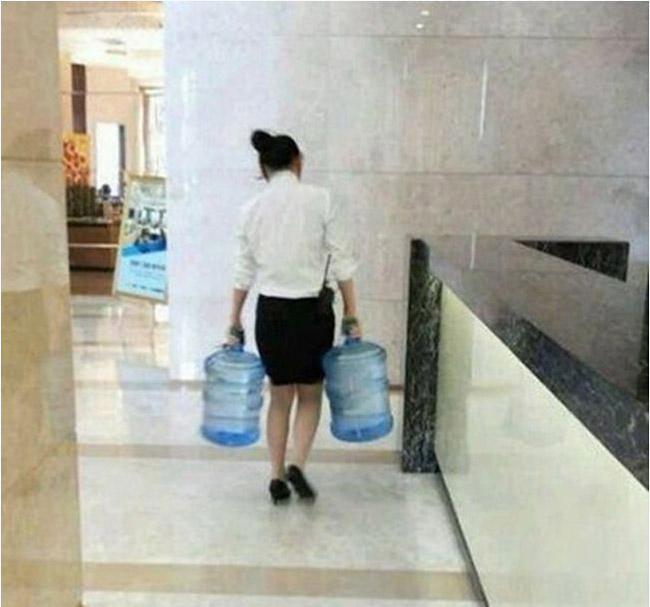 Đồng nghiệp nam đi đâu hết mà để cô ấy xách nước thế kia?