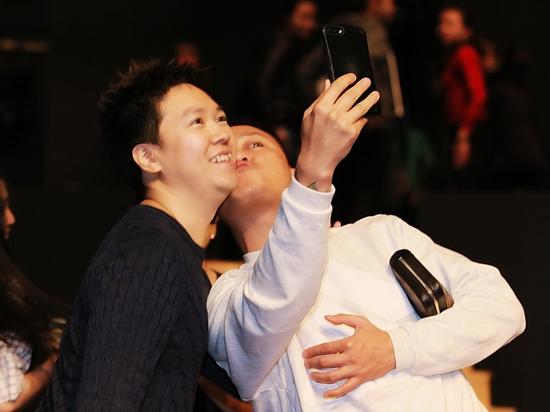 Vừa chia tay bạn gái, Lê Hiếu thơm má Tuấn Hưng