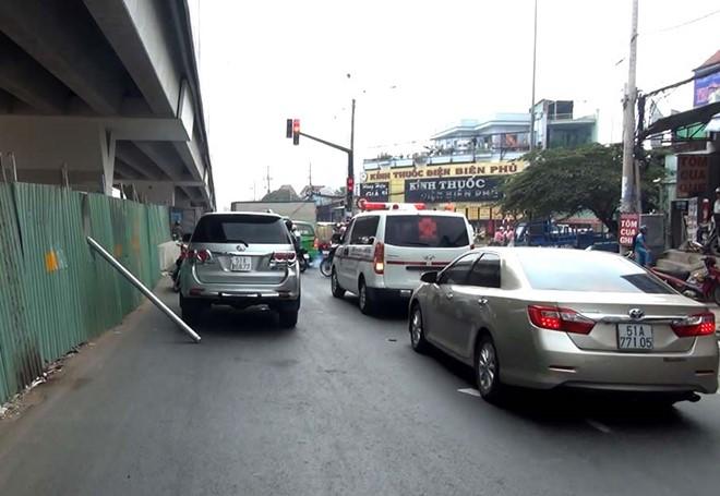 Thanh thep roi tu cau vuot dam thung noc oto 7 cho, 2 nguoi suyt chet hinh anh 1