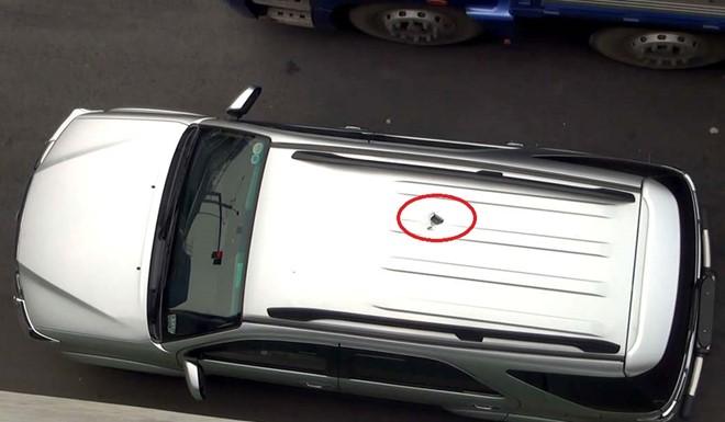 Thanh thep roi tu cau vuot dam thung noc oto 7 cho, 2 nguoi suyt chet hinh anh 2