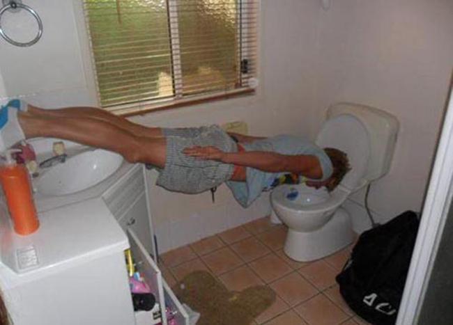 chet ngat voi trao luu "chui dau vao bon cau" hinh anh 6