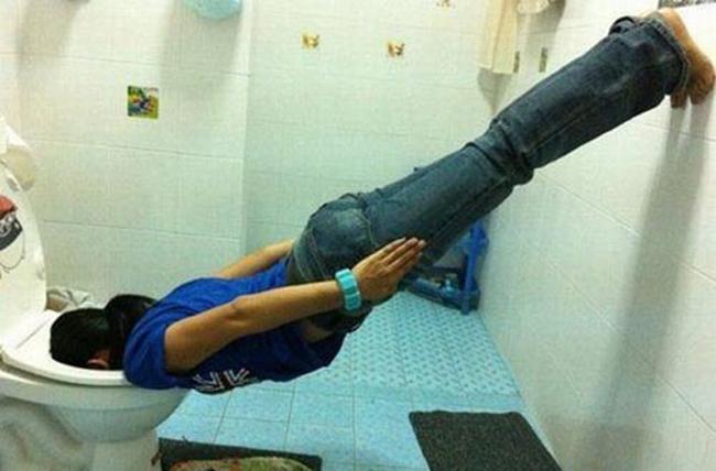 chet ngat voi trao luu "chui dau vao bon cau" hinh anh 3