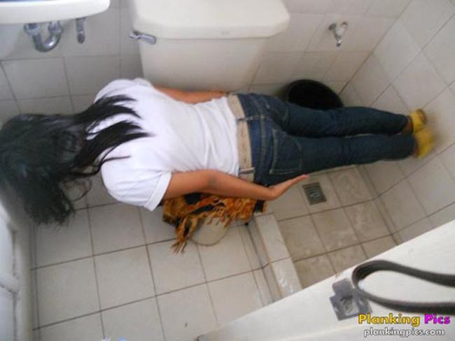 chet ngat voi trao luu "chui dau vao bon cau" hinh anh 4