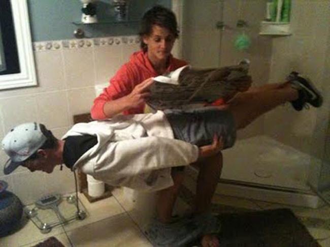 chet ngat voi trao luu "chui dau vao bon cau" hinh anh 2