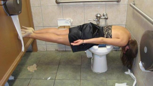 chet ngat voi trao luu "chui dau vao bon cau" hinh anh 1