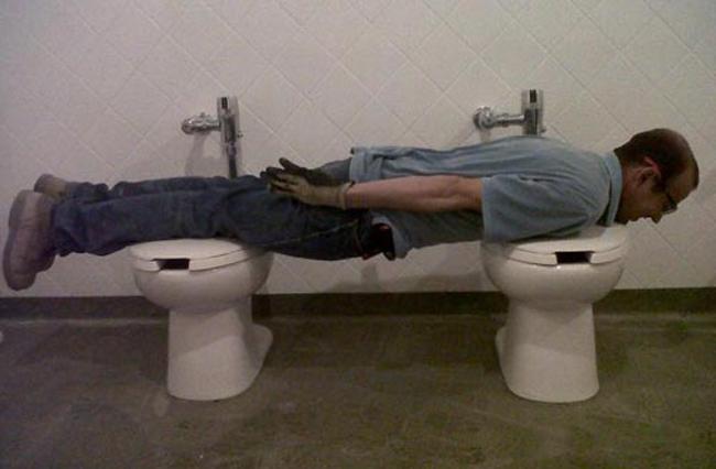 chet ngat voi trao luu "chui dau vao bon cau" hinh anh 5