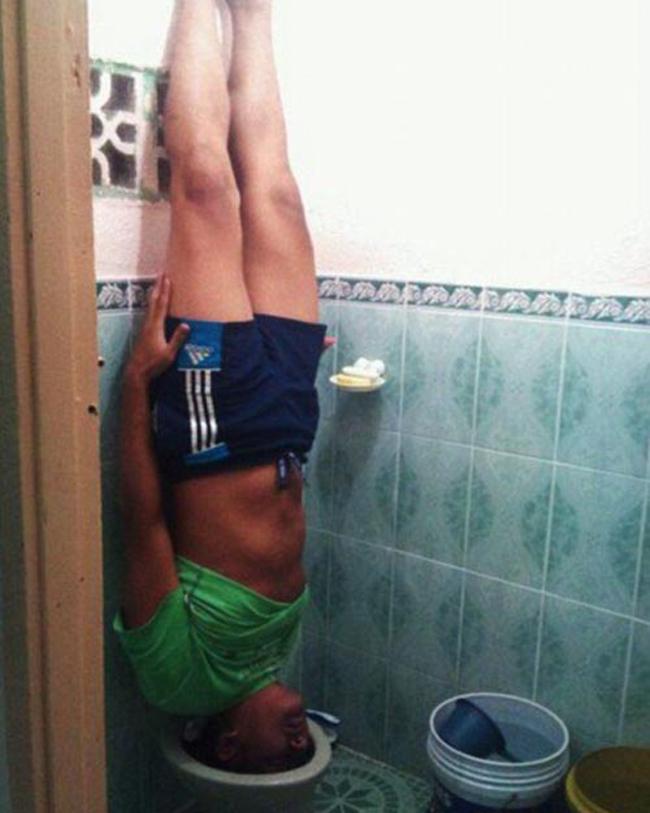 chet ngat voi trao luu "chui dau vao bon cau" hinh anh 15