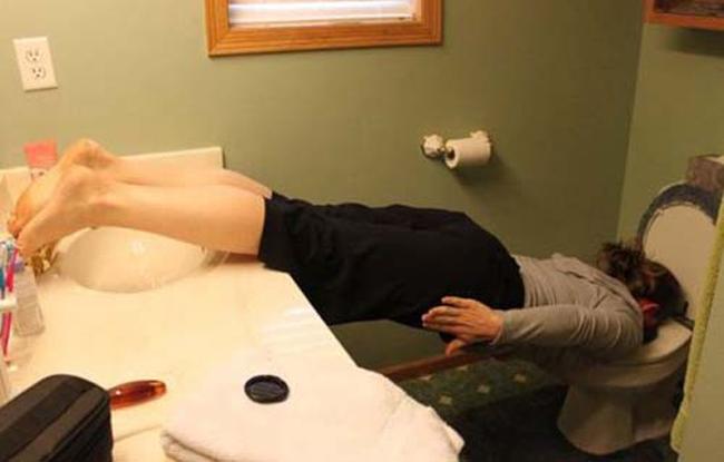 chet ngat voi trao luu "chui dau vao bon cau" hinh anh 10