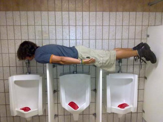 chet ngat voi trao luu "chui dau vao bon cau" hinh anh 8