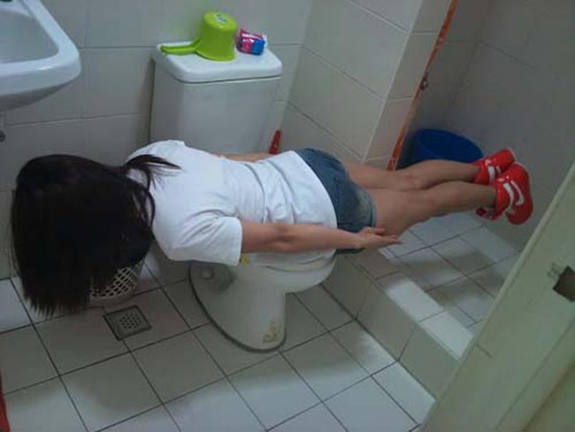 chet ngat voi trao luu "chui dau vao bon cau" hinh anh 9