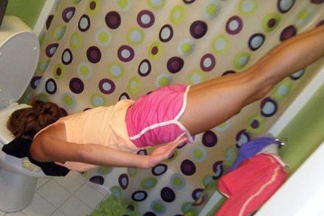 chet ngat voi trao luu "chui dau vao bon cau" hinh anh 14