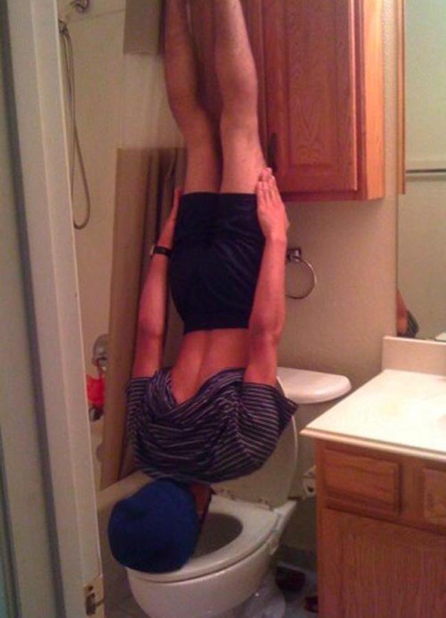 chet ngat voi trao luu "chui dau vao bon cau" hinh anh 13