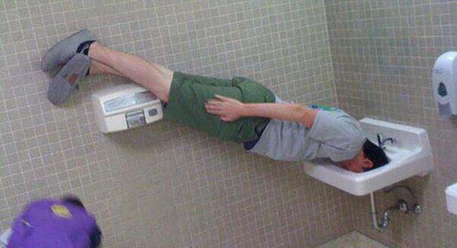 chet ngat voi trao luu "chui dau vao bon cau" hinh anh 7