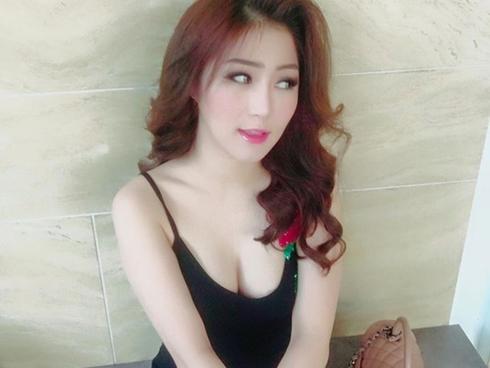 Hương Tràm từ nhà ra đường đều mặc 