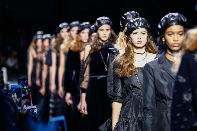 NTK Đỗ Mạnh Cường và giới mộ điệu Việt chê ỏng chê eo BST mới nhất của Dior - Ảnh 4.