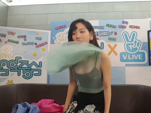 Khoảnh khắc Taeyeon (SNSD) vô tình bị bay áo, lộ ngực đầy trong hậu trường sự kiện