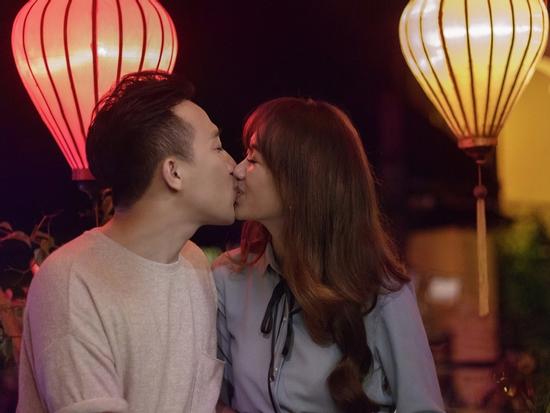 Trấn Thành làm náo loạn cả phố cổ Hội An chỉ vì hôn Hari Won