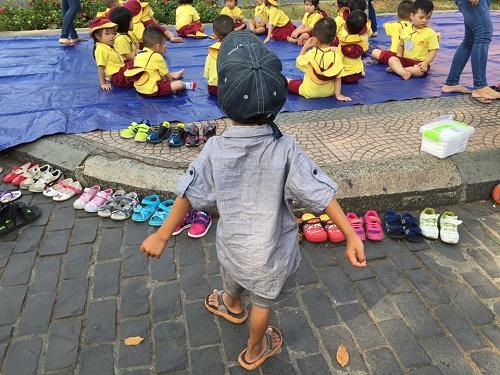 em be theo me nhat rac hon nhien xep dep cho cac ban da ngoai hinh anh 2