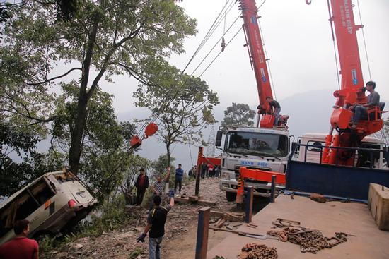 Thông tin mới nhất vụ xe khách lao xuống vực ở Lào Cai