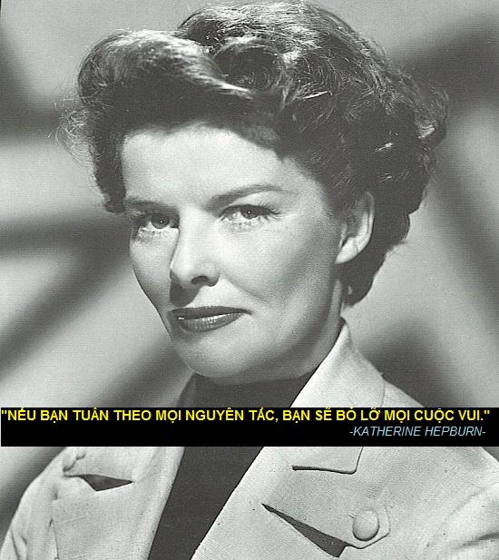 Katharine Hepburn (1907-2003), nữ diễn viên huyền thoại của điện ảnh Mỹ nổi tiếng với những vai diễn mạnh mẽ, cá tính, phong cách ăn vận menswear (kiểu trang phục cấm kỵ của phái đẹp ở thời điểm đó).