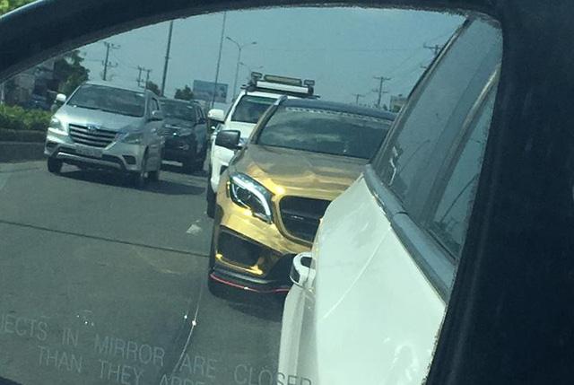Mercedes-Benz GLA 45 AMG chói lóa với bộ cánh vàng crôm - Ảnh 2.