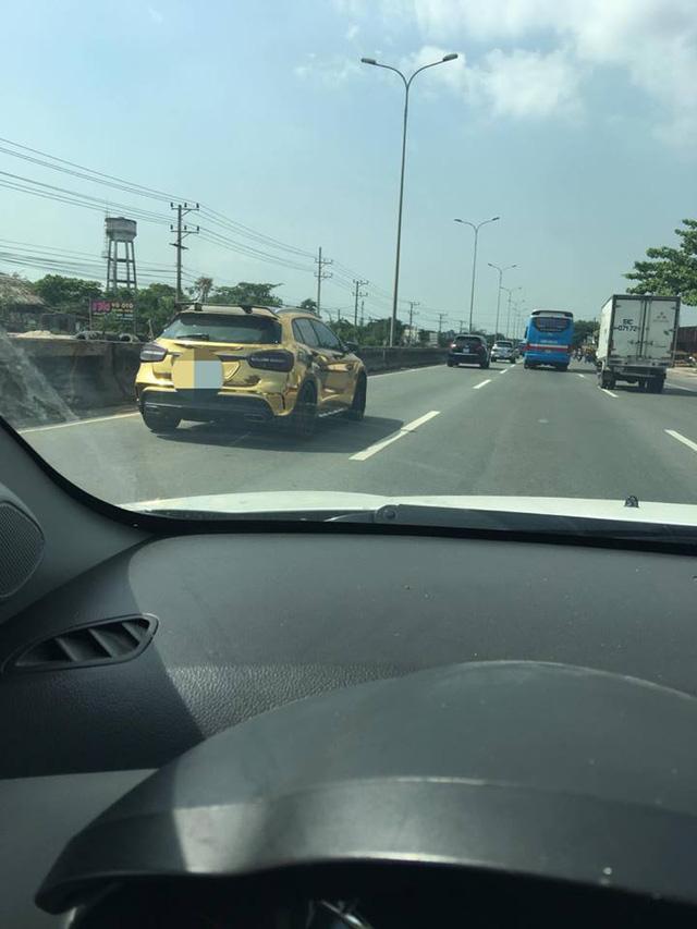 Mercedes-Benz GLA 45 AMG chói lóa với bộ cánh vàng crôm - Ảnh 1.