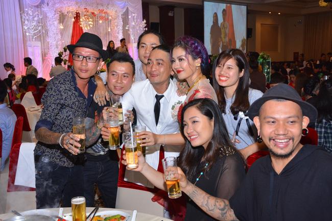 Chuyện tình xúc động phía sau đám cưới có cô dâu chú rể và dàn khách mời hầm hố xăm kín người gây bão mạng - Ảnh 6.