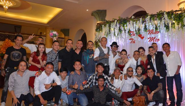 Chuyện tình xúc động phía sau đám cưới có cô dâu chú rể và dàn khách mời hầm hố xăm kín người gây bão mạng - Ảnh 4.