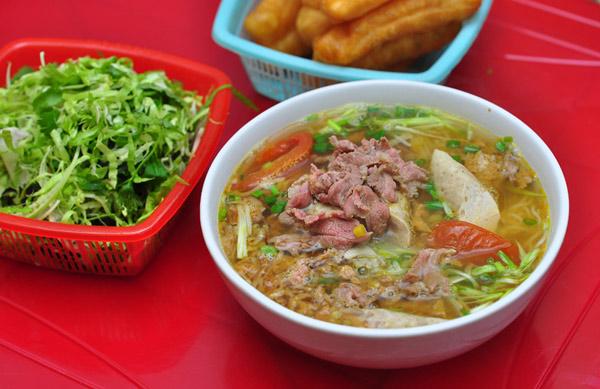 Bún riêu cua: Bún riêu cua là món bún truyền thống lâu đời của người miền Bắc. Riêu cua là dạng canh chua được nấu từ gạch cua, thân cua giã và lọc cùng với cà chua, mỡ nước, dấm bỗng và các loại gia vị khác. Ăn bún riêu cua sẽ không thể thiếu rau sống và một chút mắm tôm cùng ớt chưng. Món ăn sẽ rất tuyệt vào bữa sáng mùa hè để bạn cảm thấy tràn trề năng lượng cho cả ngày mới.