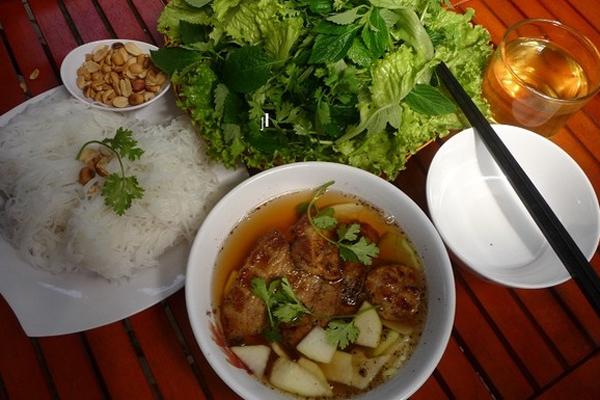 Bún chả: Nhắc đến ẩm thực Hà Nội là nói đến bún chả, một món ăn truyền thống đã có từ rất lâu đời. Thịt để làm bún chả ngon nhất là thịt lợn nạc vai, được chế biến thành hai loại là chả miếng và chả băm, sau đó nướng trên than hoa. Bạn có thể ăn một loại chả hoặc cả hai, tùy khẩu vị. Bún chả ngon nhất khi ăn với bún lá, chấm nước mắm pha chua mặn ngọt, có kèm tỏi và ớt, một ít dưa góp từ đu đủ xanh và không thể thiếu đĩa rau sống.