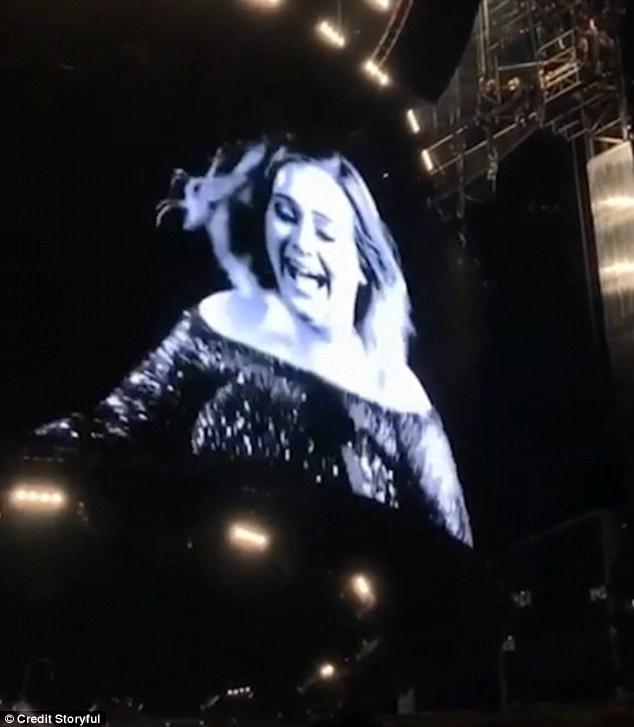 Siêu cấp đáng yêu: Adele bù lu bù loa trên sân khấu vì bị muỗi cắn - Ảnh 3.