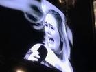 Siêu cấp đáng yêu: Adele bù lu bù loa trên sân khấu vì bị muỗi cắn