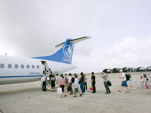 Khách mở cửa thoát hiểm máy bay để xuống cho nhanh