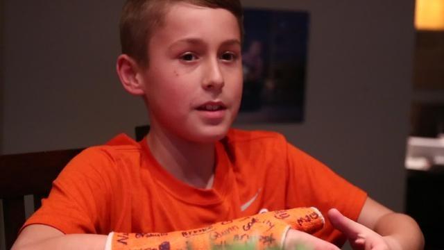 Khoanh khac cau be lan dau thay mau sac khien dan mang bat khoc hinh anh 2