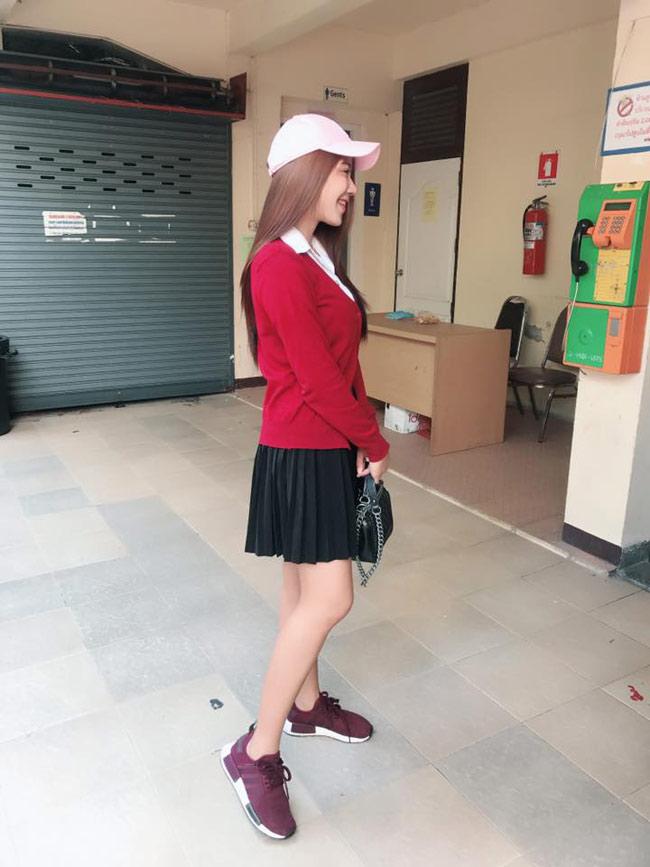 Trên Facebook, cô nàng thường xuyên đăng tải những bức hình lộng lẫy khi làm mẫu ô tô.