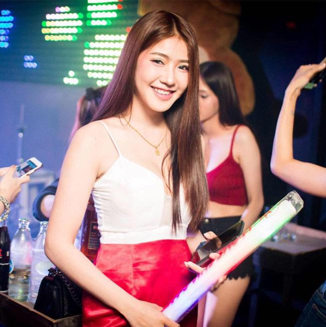 Jarupak kể lại, trước ngày kỷ niệm một năm yêu nhau, bạn trai cô nhiều lần úp mở về chuyện "đi quá giới hạn" nhưng cô vẫn một mực từ chối.