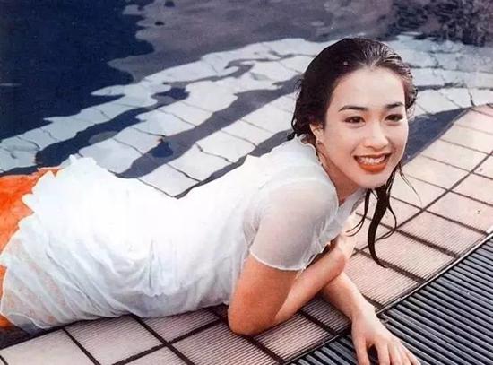 Chung Lệ Đề được khán giả Trung Quốc biết đến sau khi hợp tác cùng Châu Tinh Trì trong bộ phim Love on Delivery năm 1994. Hai người còn đóng chung trong hai bộ phim là Hail the Judge và All's Well, Ends Well.