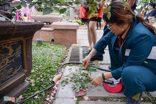 Ban to chuc le hoi hoa hong xin loi khach vi thieu sot hinh anh 2