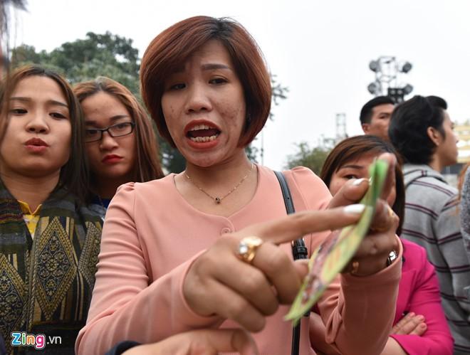 Ban to chuc le hoi hoa hong xin loi khach vi thieu sot hinh anh 1