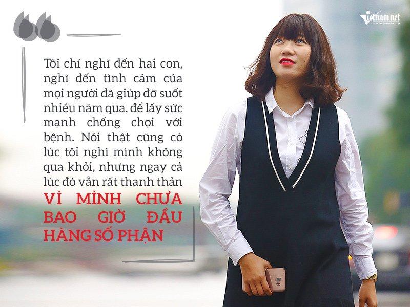 Mắc bệnh ung thư giai đoạn cuối, nhưng bạn bè ai cũng thừa nhận Trang thậm chí còn xinh hơn cả khi chưa bị bệnh. Nhiều người còn nói vui Trang đẹp nhờ… hóa chất. Cứ nghĩ đến những lời khen ấy, Trang lại thấy mình có thêm nhiều sức mạnh.