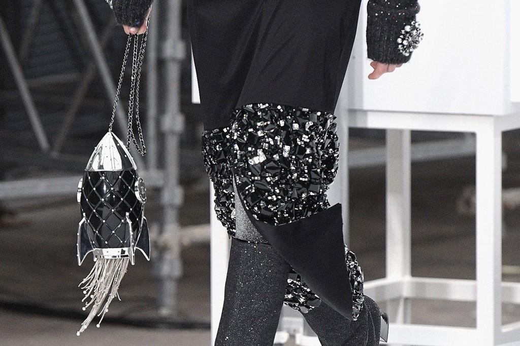 Show thoi trang Chanel: Tau vu tru bay len noc nha hinh anh 4