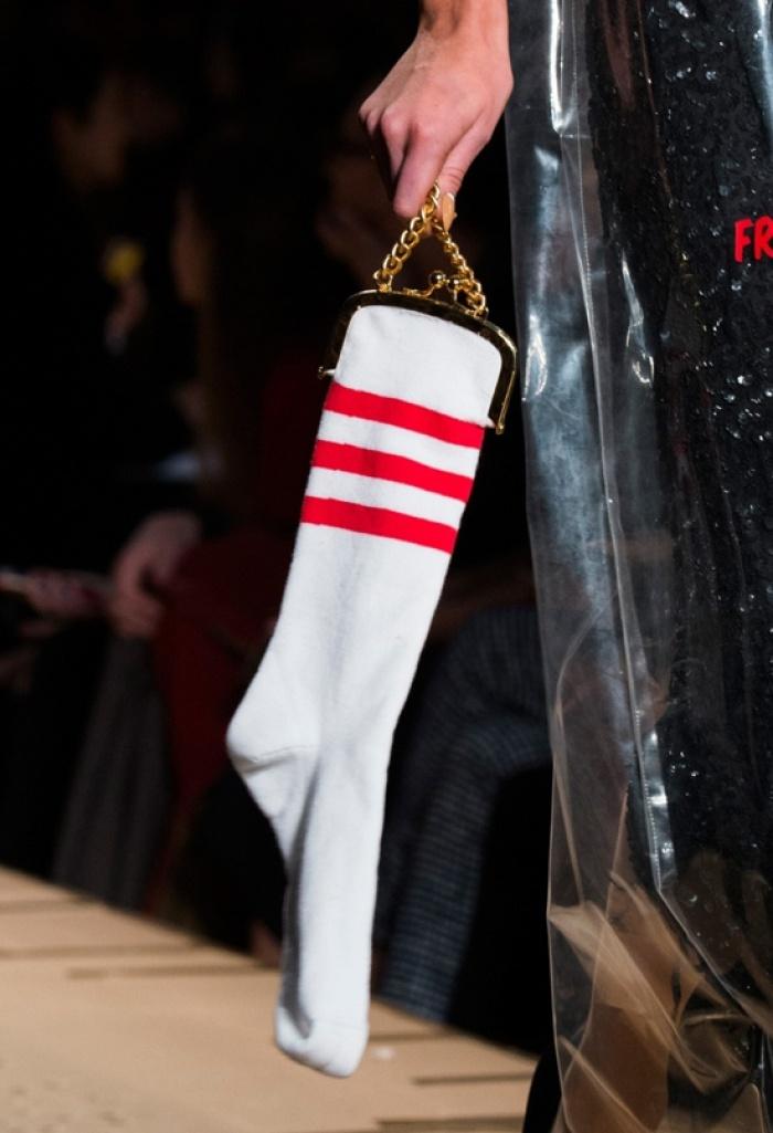 long-day-xich-vao-cuon-giay-ve-sinh-co-ngay-tui-hang-hieu-4