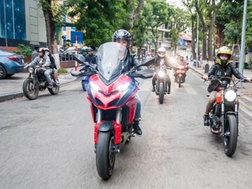 Hà Nội: Dàn nữ biker xuống phố ngày 8/3
