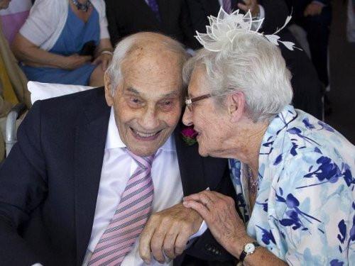 Ông George Kirby và bà Doreen Luckie, quấn quýt bên nhau. Cụ ông 103 tuổi và cụ bà 91 tuổi đã trở thành cặp vợ chồng mới kết hôn lớn tuổi nhất thế giới.