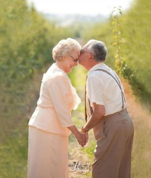 Cái nắm tay và nụ hôn chú rể trao cho cô dâu giữa cánh đồng thật ngọt ngào. Họ kết hôn vào tuổi xưa nay hiếm và vẫn vô cùng lãng mạn.