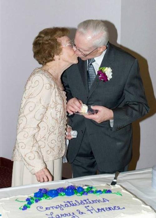 Đôi bạn già Larry Stahl, 84 tuổi và Florence Stahl, 87 tuổi, gặp gỡ và yêu nhau trong Viện dưỡng lão.