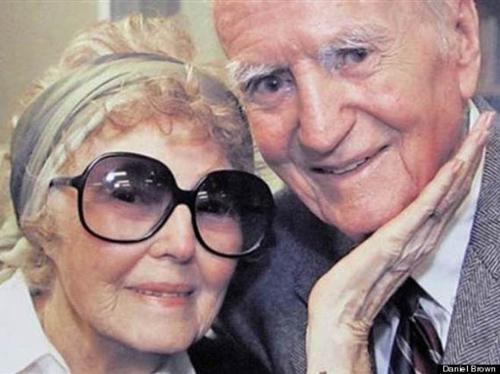 Người đàn ông trong ảnh bị bệnh Alzheimer và không thể nhớ ra bất cứ ai, kể cả con cái, nhà cửa và những thứ có liên quan đến mình. Nhưng bất cứ khi nào ông nhìn thấy người bạn đời từng gắn bó lâu năm, ông đều nói: "Hãy nhìn người vợ xinh đẹp của tôi!"